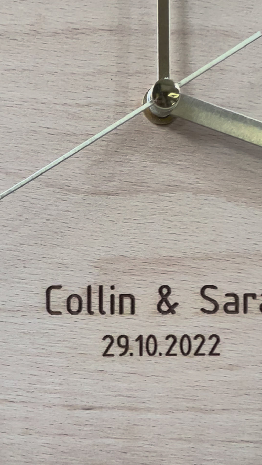 Personalised Names & Date Wood Wall Clock — product video 1tT1-2WhzB02F86Sh6NhsZrnCReHmWnvp
