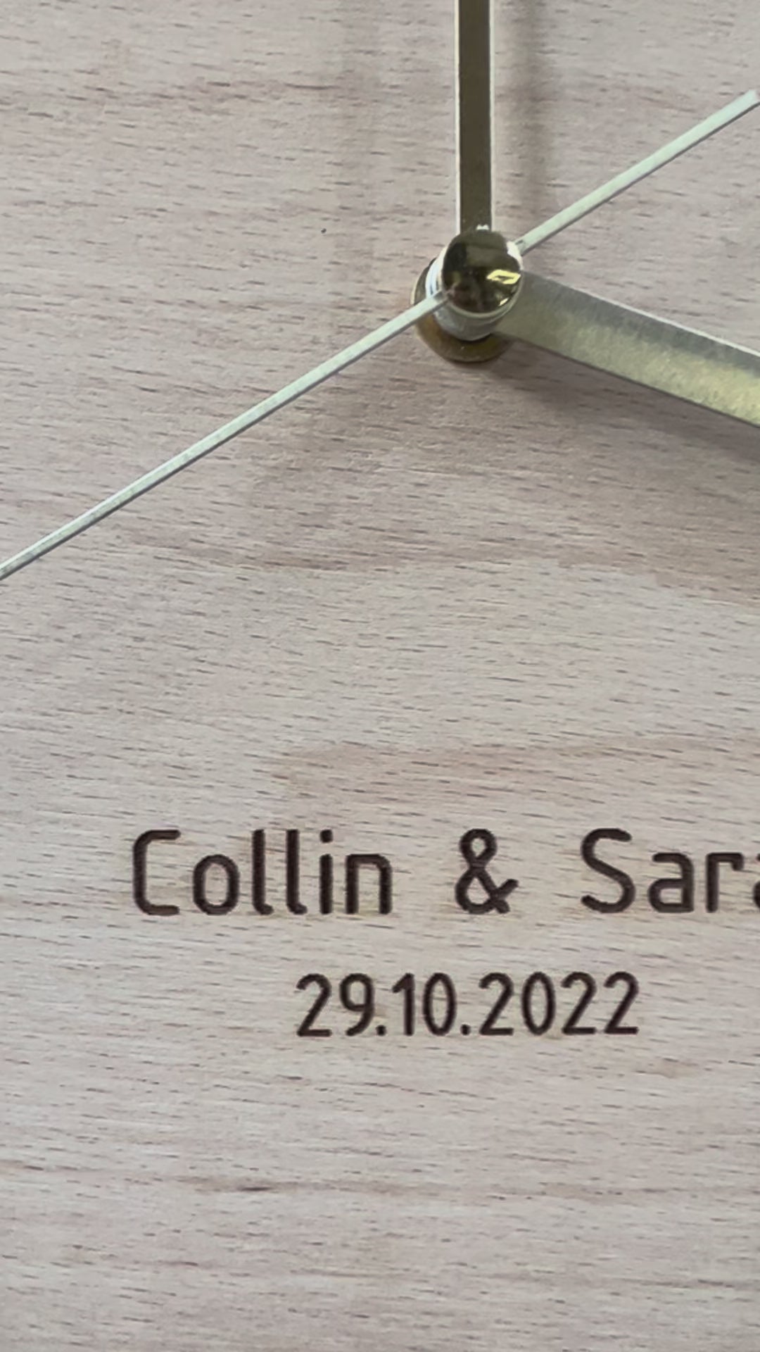 Personalised Names & Date Wood Wall Clock — product video 1tT1-2WhzB02F86Sh6NhsZrnCReHmWnvp