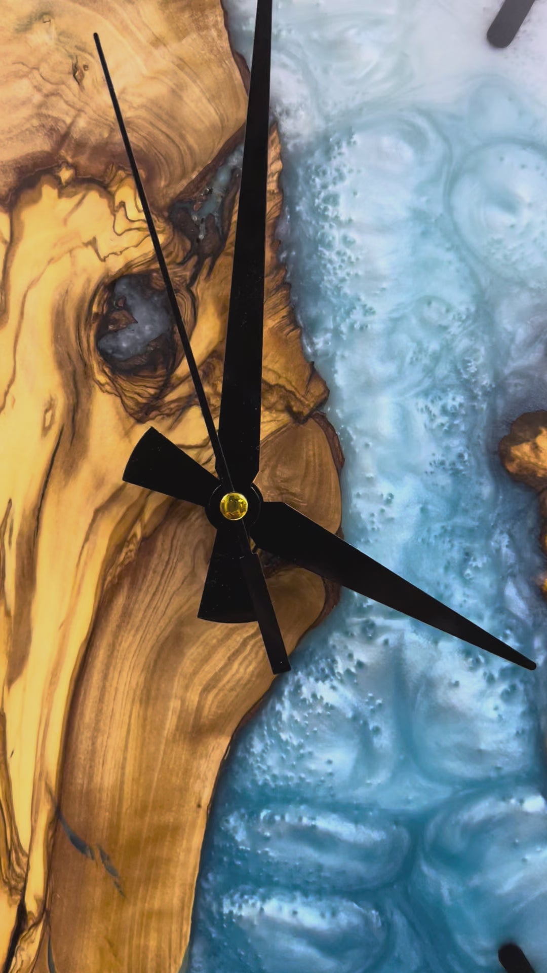 Azure Split Olive Wood & Resin Wall Clock — product video 1LGQelIhS0vUNYsMbX_MjlKkCI9lJzoYf